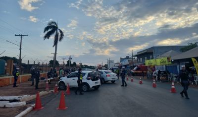 Blitz resulta em quatro motoristas presos e 51 veculos removidos em Vrzea Grande