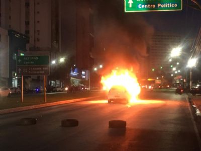 Carro pega fogo em plena avenida do CPA - fotos e vdeo