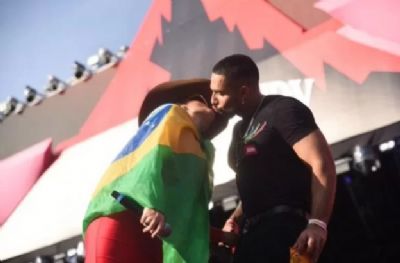 Ex-namorados, Maraisa e Bil Arajo se beijam durante show