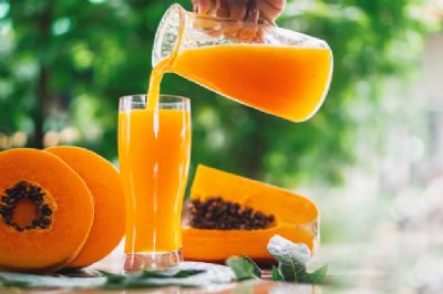 Frutas da primavera: laranja e mamo so refrescantes e ricos em vitamina C