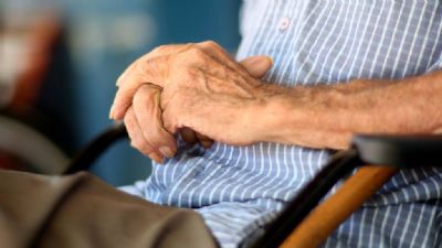 Cuidadora  presa por cometer maus-tratos contra idoso de 79 anos