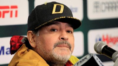 Maradona  internado em Buenos Aires e passa por cirurgia no joelho