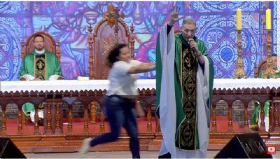 ​​Mulher empurra Pe. Marcelo Rossi durante missa em SP; veja vdeo