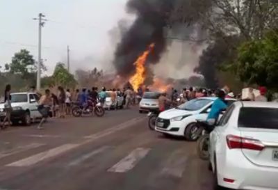 Dois carros pegam fogo prximo  cachoeira da Martinha; veja vdeos