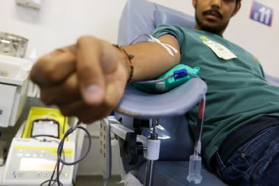 Estudantes recebem prmio por aplicativo que estimula doao de sangue