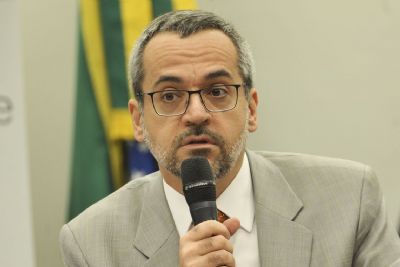 Ministro critica obras da Copa e chama Arena Pantanal de porcaria