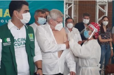 Mdico vacinado em Cuiab refora necessidade de continuar com medidas de proteo
