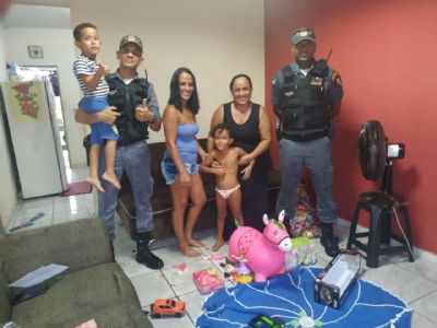 Menina com problemas auditivos foge para loja de brinquedo e recebe doao de policiais