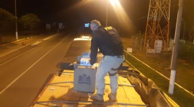 PRF apreende carreta carregada de cigarros contrabandeados do Paraguai