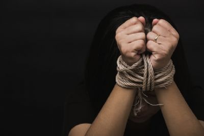 Mulher  amarrada por corda de balano durante roubo em Nova Xavantina
