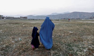 Taliban ordena que mulheres afegs voltem a cobrir o rosto