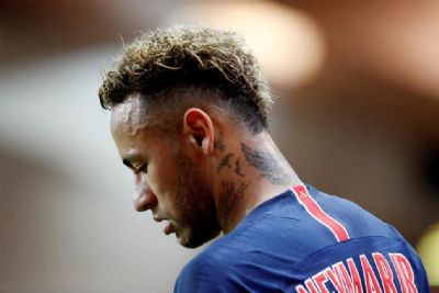 ​Em meio a indefinio de futuro, Neymar treina separadamente no PSG