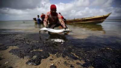 Mais de 65 mil pescadores afetados por manchas de leo iro receber auxlio emergencial