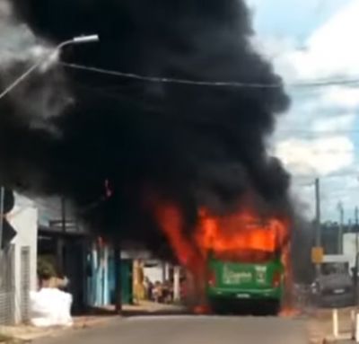 Motorista tentou apagar fogo com extintor, mas chamas se alastraram