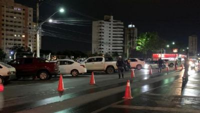 Trs motoristas so presos por embriaguez ao volante e 15 veculos so removidos em Cuiab