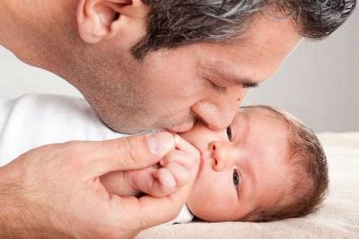 Idade paterna avanada tem efeitos negativos na sade do beb, aponta estudo
