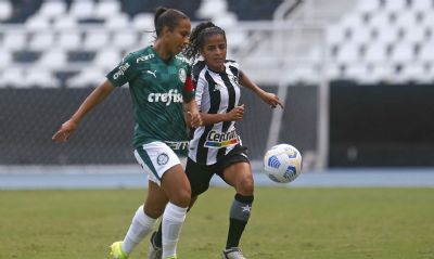 Palmeiras goleia e segue na cola do Corinthians