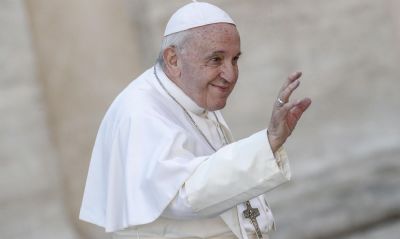 Papa encontra pessoas carentes que recebem vacina no Vaticano