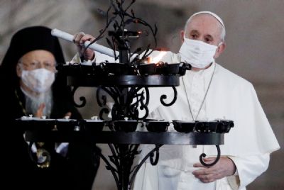 Papa Francisco usa mscara pela primeira vez em pblico
