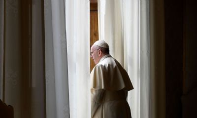Papa est caminhando e se alimentando, diz Vaticano
