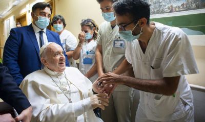 Papa Francisco deixa hospital dez dias aps cirurgia e retorna ao Vaticano