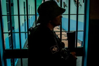 Policial penal  preso por tentar entrar com 14 celulares em cadeia