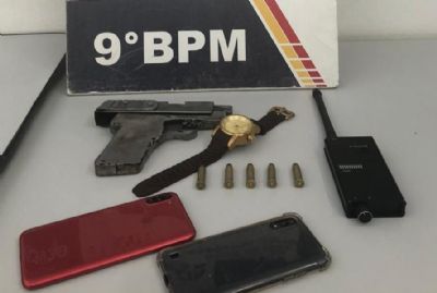 Mulher  detida com pistola artesanal e celular roubado de motorista de aplicativo