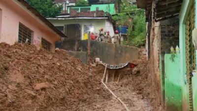 Bombeiros encerram buscas em Pernambuco; 128 morreram