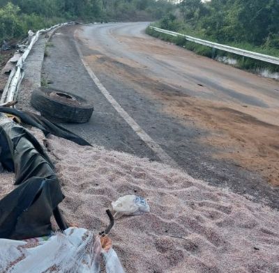 Quase 18 horas aps tombamento de carreta, estrada de Chapada  totalmente liberada
