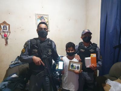 Polcia Militar presenteia garoto com celular para auxiliar nas aulas online