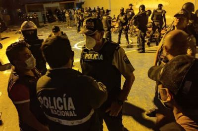 Presos mantm 57 guardas e policiais refns no Equador