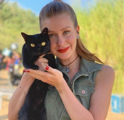 Marina Ruy Barbosa adota um dos gatos que se revezam na pele de Len em 'O 7 Guardio'