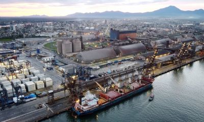 PF investiga vazamento de nafta no Porto de Paranagu