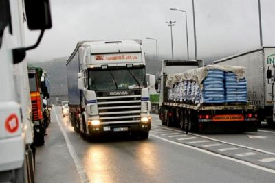 Greve de caminhoneiros em Portugal fecha milhares de postos e provoca filas para abastecer