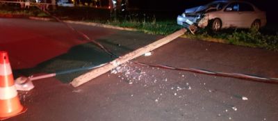Carro ocupado por duas pessoas derruba poste da rede eltrica em Sorriso