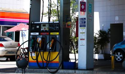 Gasolina sobe 6,09% aps reonerao dos combustveis