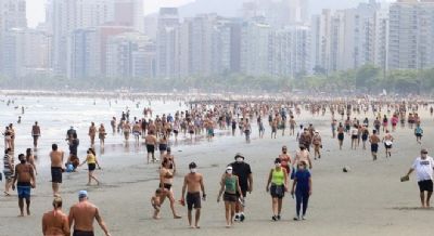 Praias ficam lotadas no litoral de So Paulo e 44 so multados por falta de mscara