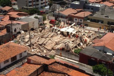 Prdio residencial desaba em bairro de classe mdia de Fortaleza