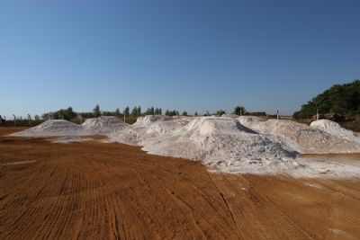 Agricultores familiares receberam do Governo de MT mais de 47,7 mil toneladas de calcrio para tornar solo mais produtivo