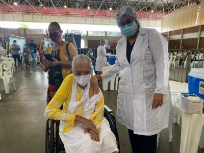 Idosa de 110 anos  vacinada e filha comemora 'vamos ficar mais tranquilos agora'