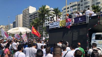 No Rio, carro prega 'nem Lula nem Bolsonaro' em meio a camisas do petista