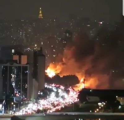 Incndio toma conta de favela na Radial Leste que seria desocupada; veja vdeo