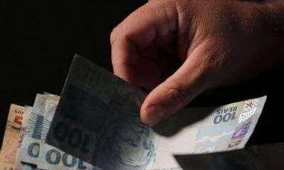 Governo prope salrio mnimo de R$ 1.294 em 2023