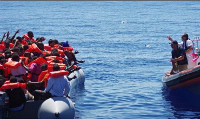 Navios com 379 migrantes no Mediterrneo pedem porto para desembarcar