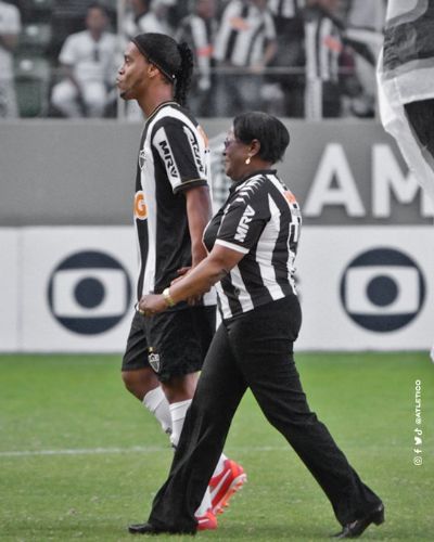 Morre me de Ronaldinho Gacho, vtima da covid-19