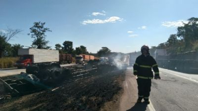 Caminho tomba em rodovia de Santo Antnio do Leverger e carga pega fogo