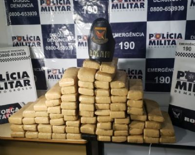 Aps denncia, homem  preso com 71 tabletes de maconha em porta-malas de carro