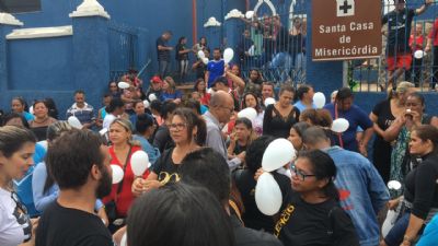 Mais de 200 funcionrios da Santa Casa realizam ato de protesto em frente ao hospital