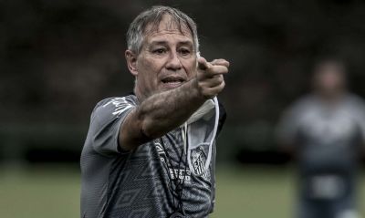Aps 2 meses no cargo, tcnico Ariel Holan pede demisso do Santos