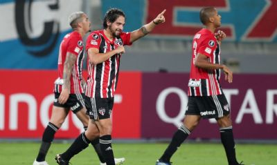 Libertadores: So Paulo vence fcil e Flamengo vira na Argentina